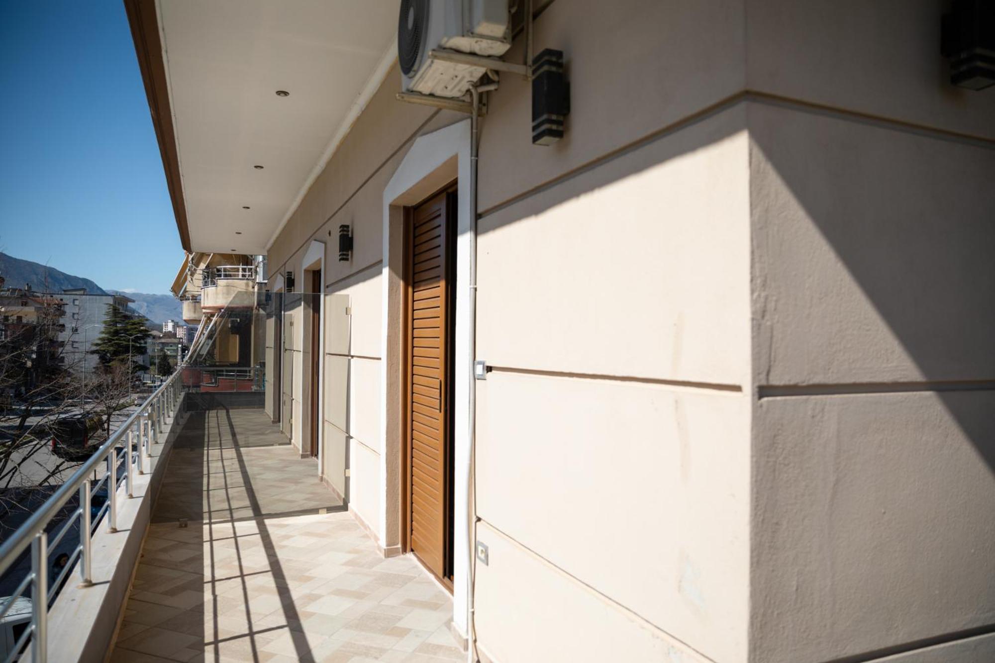 Bora Hotel Gjirokaster Bagian luar foto