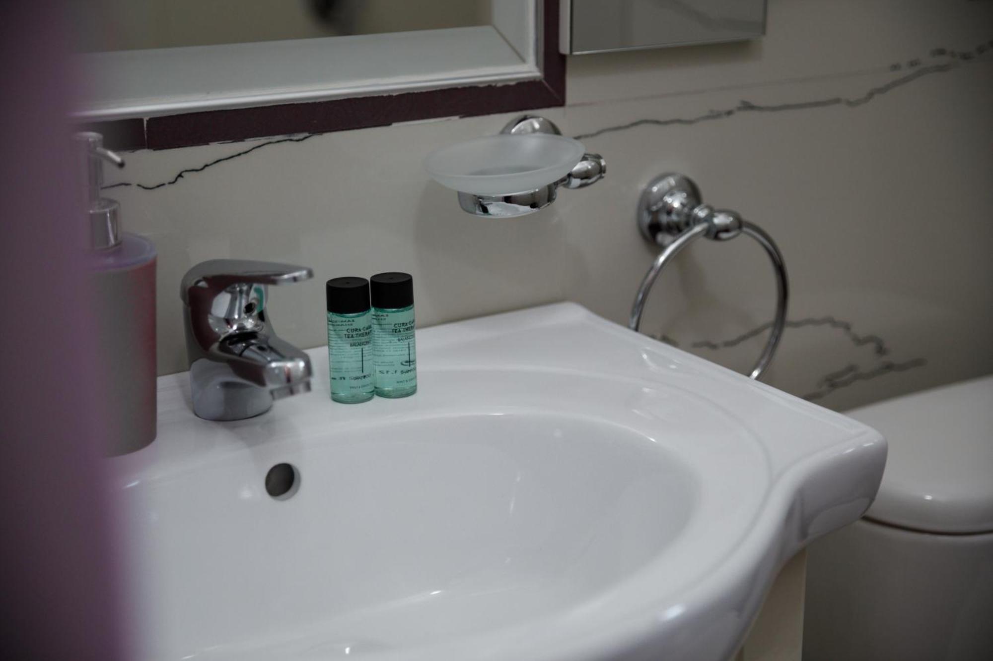 Bora Hotel Gjirokaster Bagian luar foto
