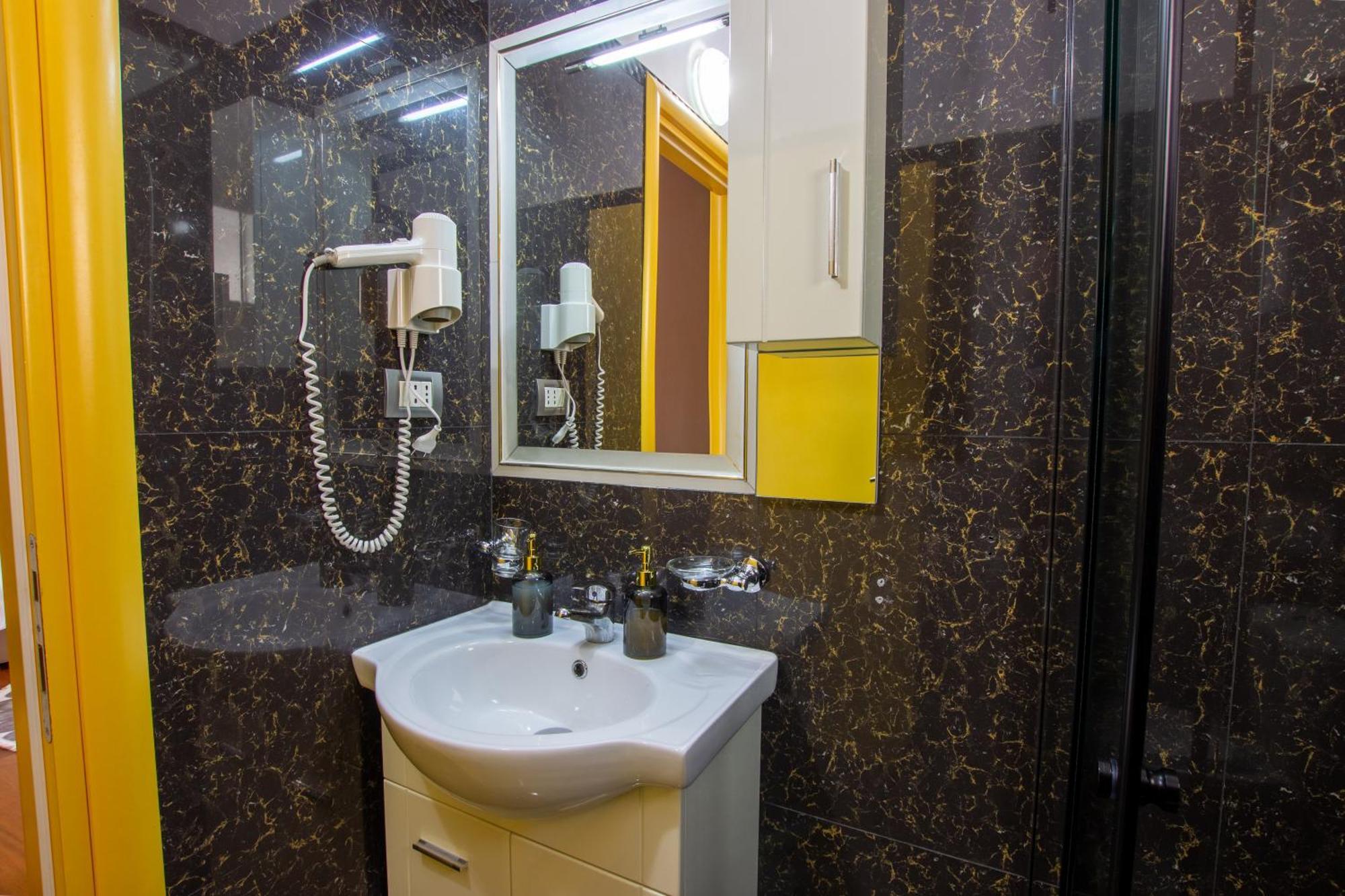 Bora Hotel Gjirokaster Bagian luar foto