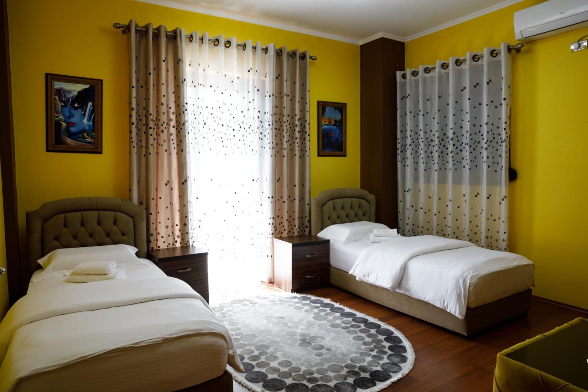 Bora Hotel Gjirokaster Bagian luar foto