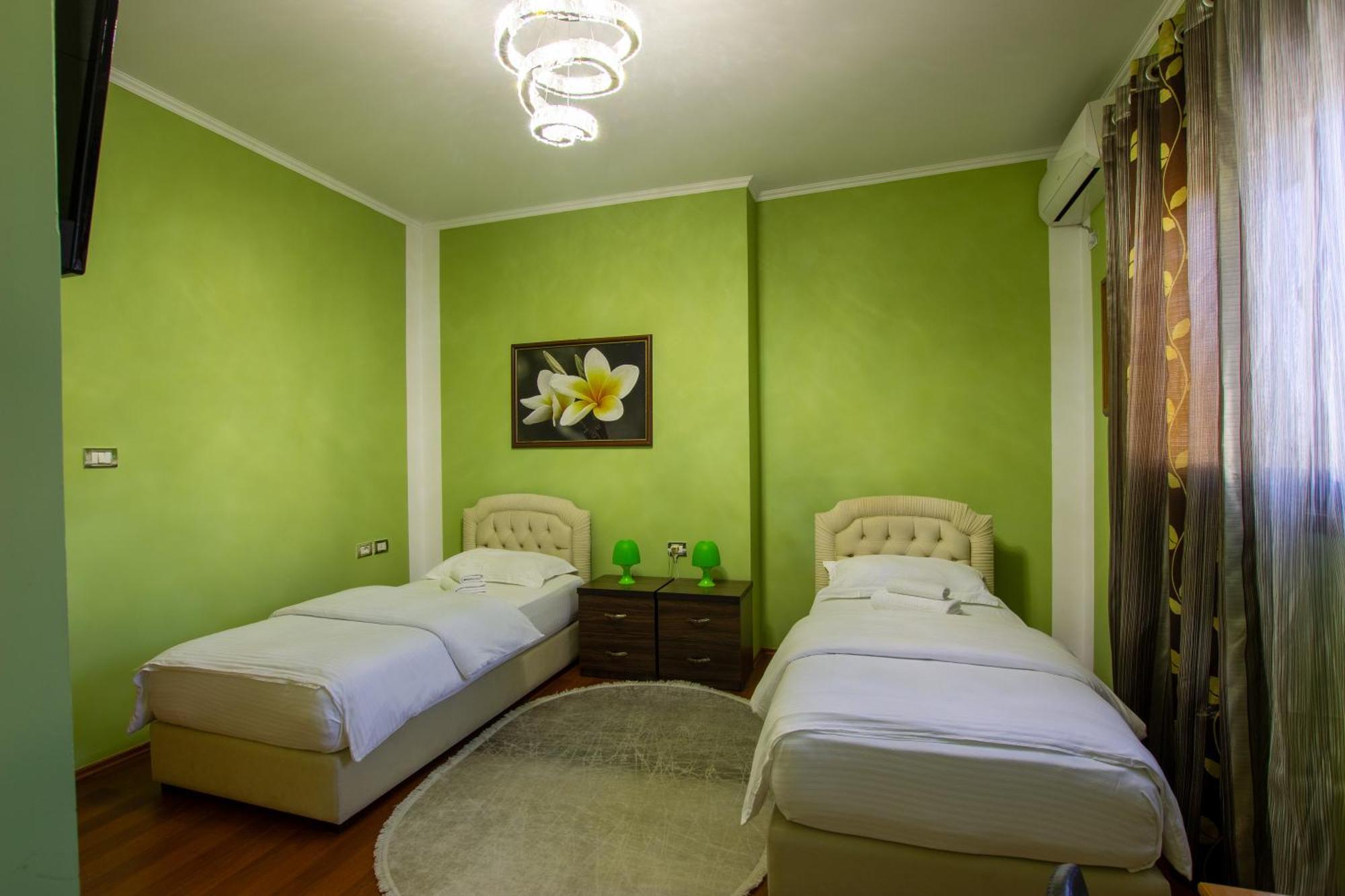 Bora Hotel Gjirokaster Bagian luar foto