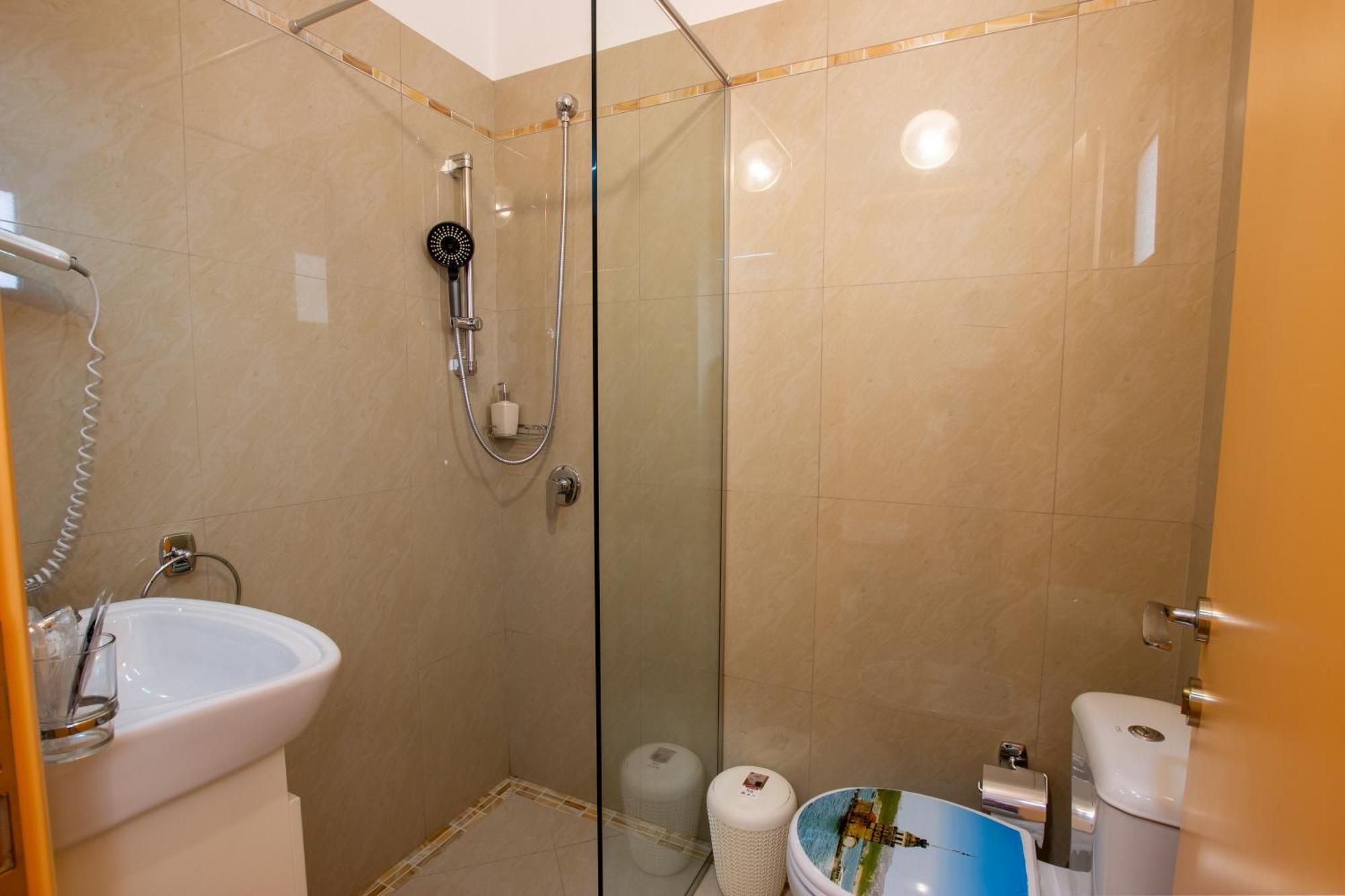 Bora Hotel Gjirokaster Bagian luar foto