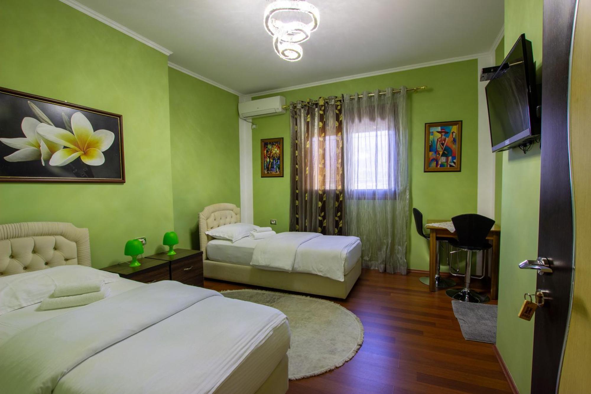 Bora Hotel Gjirokaster Bagian luar foto