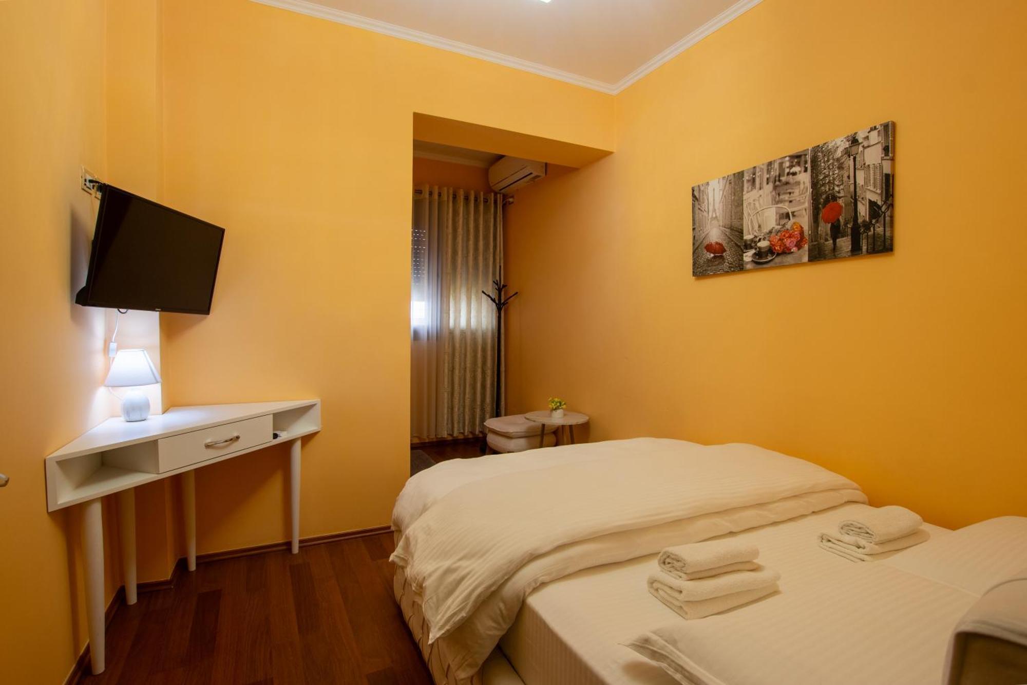 Bora Hotel Gjirokaster Bagian luar foto