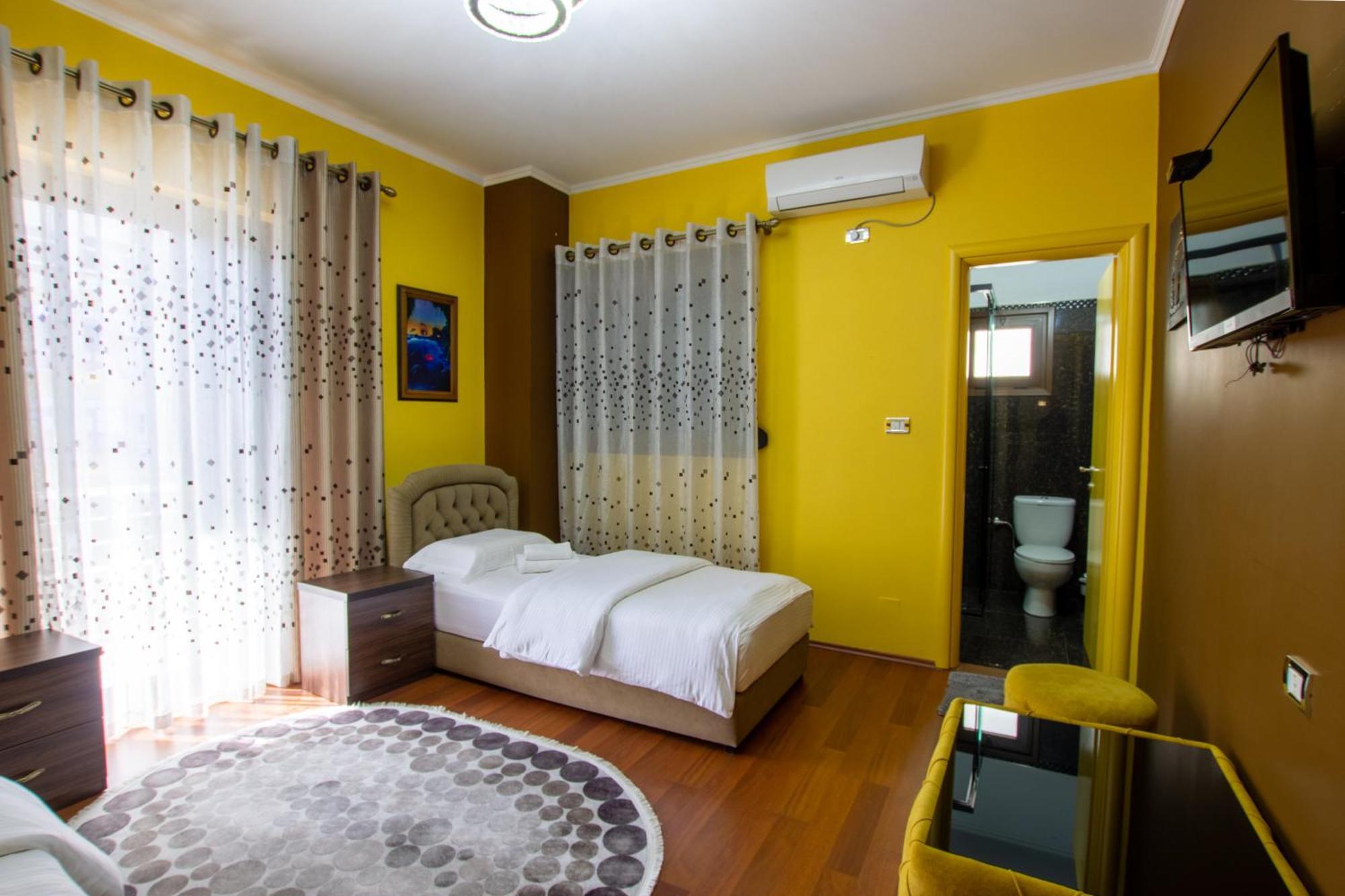 Bora Hotel Gjirokaster Bagian luar foto